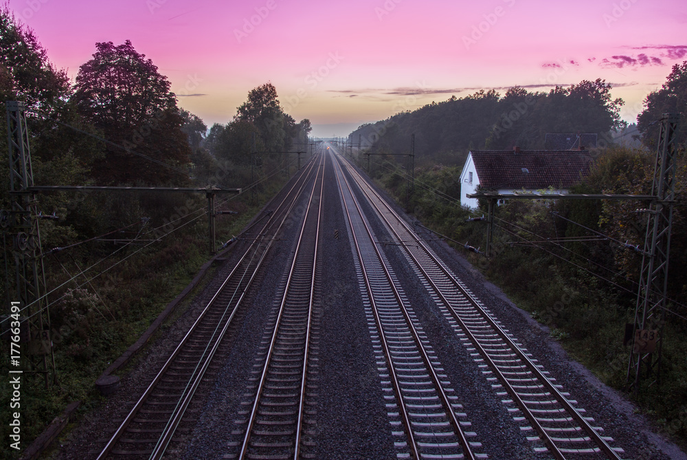 Bahnstrecke bei Sonnenuntergang - obrazy, fototapety, plakaty 