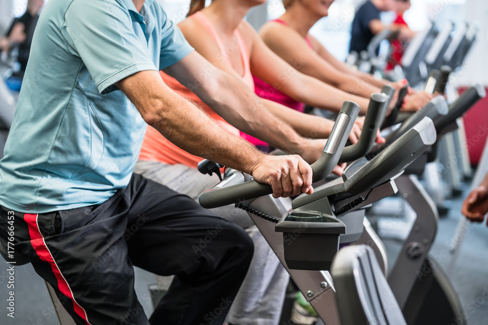 Gruppe beim Spinning im Fitnessstudio Gruppe beim Spinning im Fitnessstudio