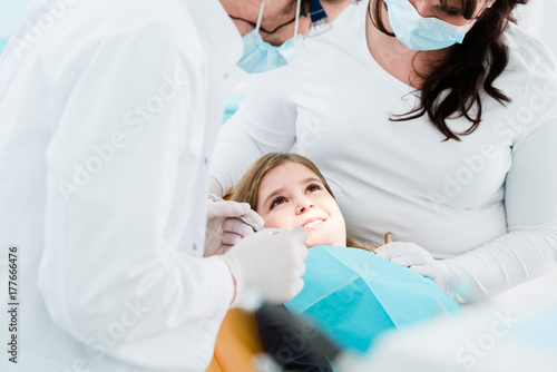 Zahnarzt behandelt Kind in Zahnarztpraxis - er muss nicht bohren  die Z  hne sind gut