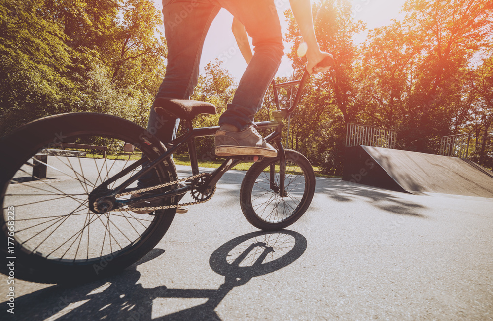Naklejka premium Bmx rider performing tricks at skatepark.