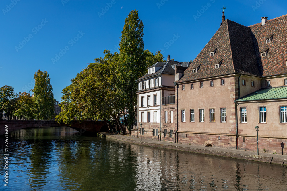 Historische Fachwerkhäuser in Straßburg am Ufer des Ill 