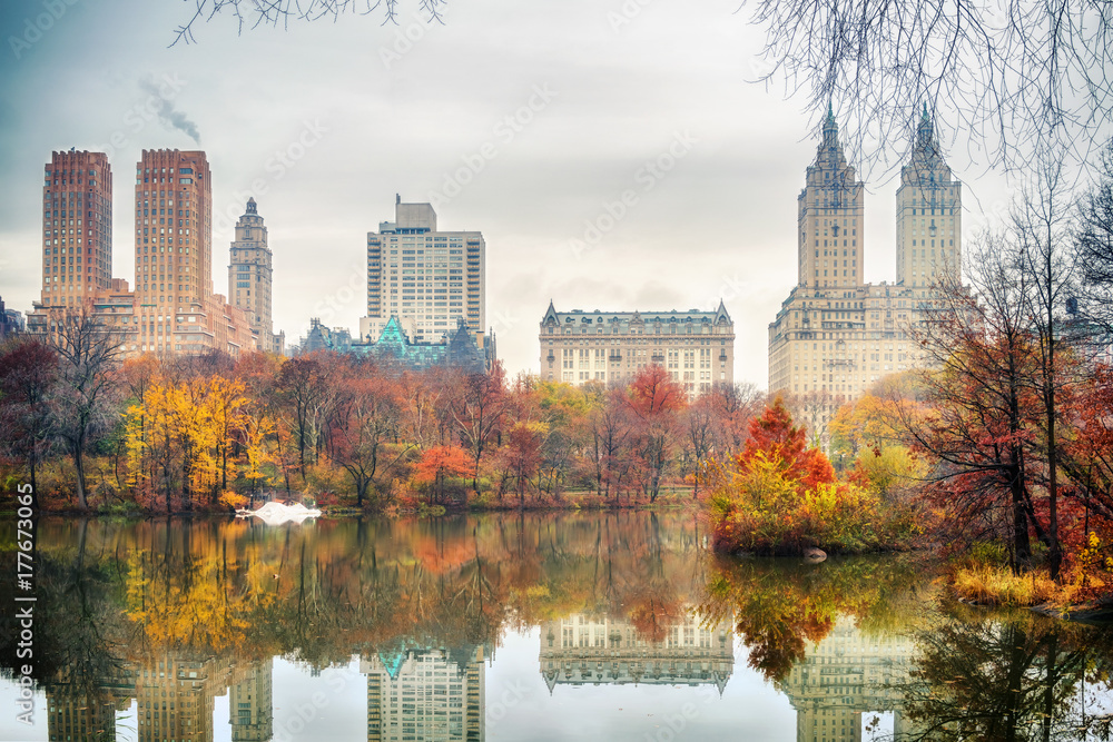 Naklejka premium Jezioro w Central Parku w Nowym Jorku w jesienny dzień, USA