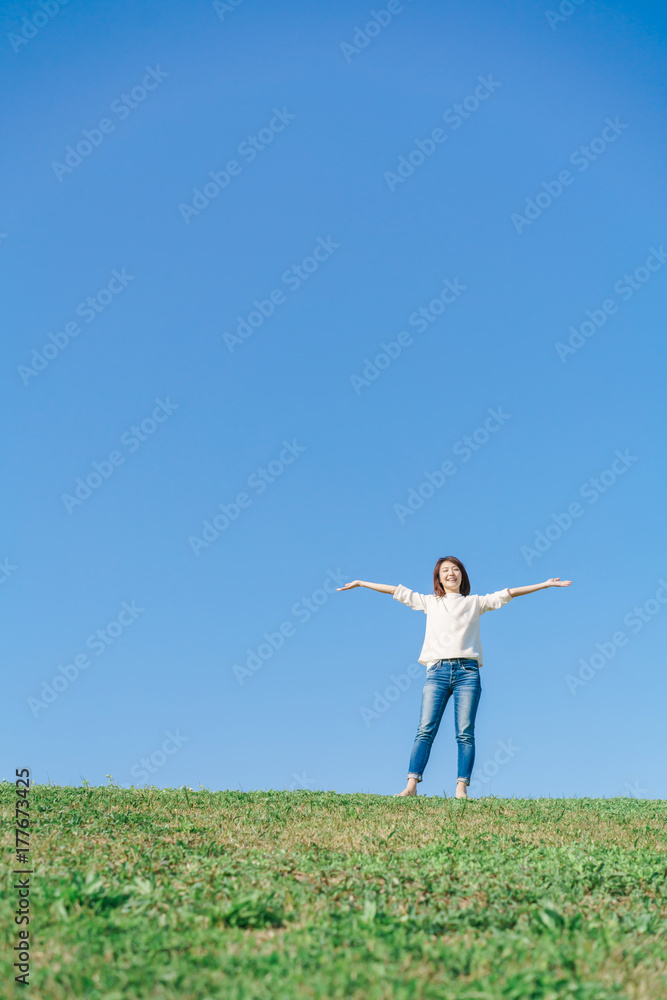 女性・青空