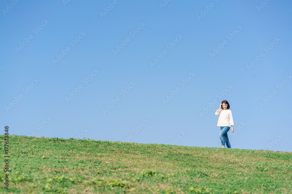 女性・青空