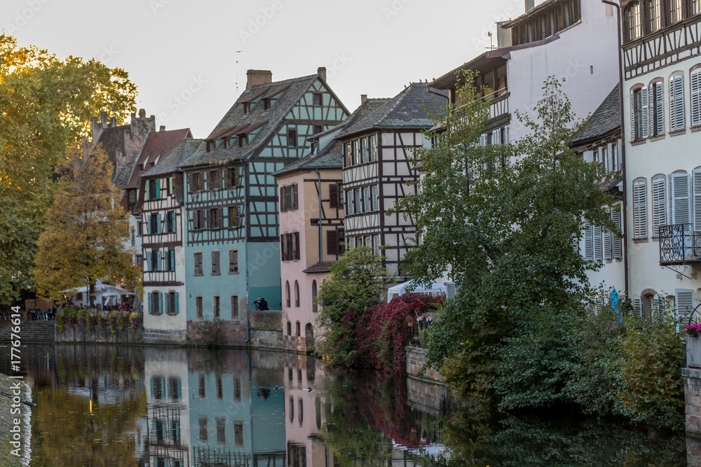 Naklejka premium Historische Fachwerkhäuser in Straßburg am Ufer des Ill 