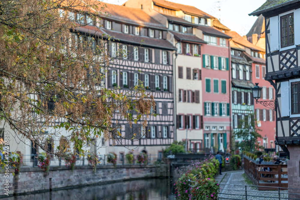 Historische Fachwerkhäuser in Straßburg am Ufer des Ill 