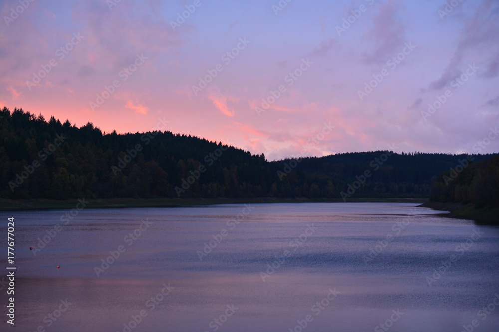 Fototapeta premium Sonnenuntergang an der Breitenbach-Talsperre