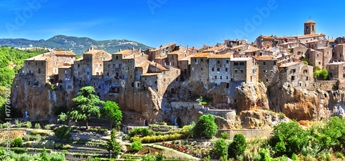 Photos City of Pitigliano in the province of Grosseto in Tuscany, Italy