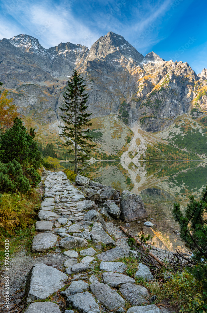 Obraz premium Tatra mountains, footpath near Morskie Oko lake, fall morning, Poland