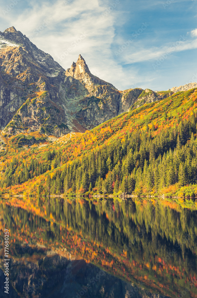 Obraz premium Tatra mountains, Morskie Oko lake and Mnich peak, fall morning, Poland