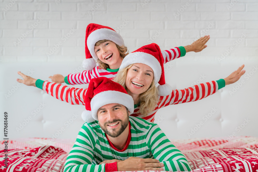 Obraz premium Happy family in Christmas eve