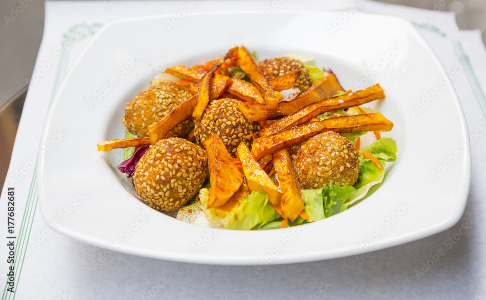 Salad with pumpkin and carrot croquettes Salad with pumpkin and carrot croquettes