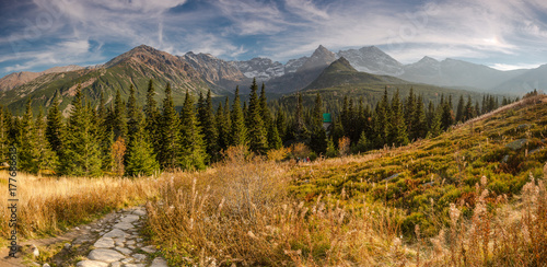 Fototapeta Naklejka Na Ścianę i Meble -  Hala Gąsienicowa w Tatrach, pora roku - jesień