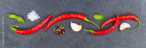 Rote scharfe Peperoni Pfeffer kochen Zutaten Banner Schiefertafel Hintergrund von oben photo