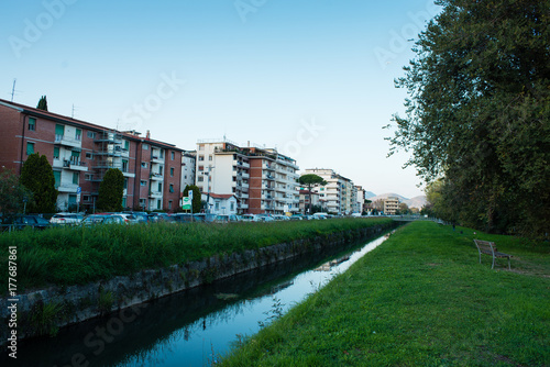 Canale, corso d' acqua, fiume con palazzi residenziali al crepuscolo