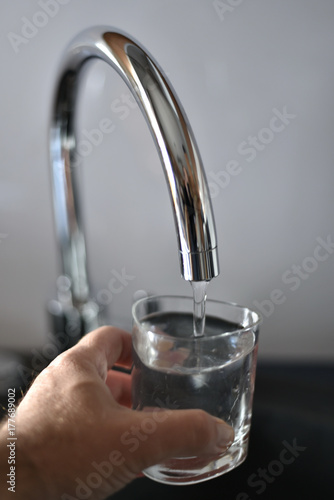 Boire un verre d'eau du robinet