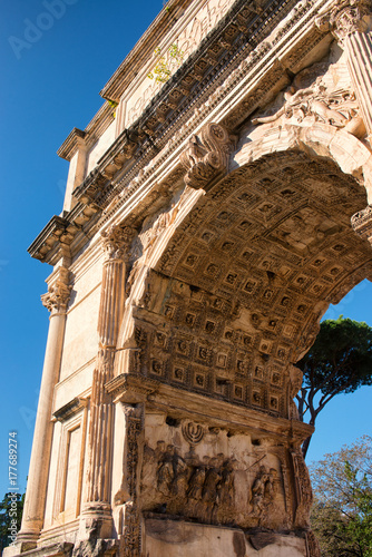 Photo Bottom view on the incredibly decorated arch of Titus in Rome, Italy