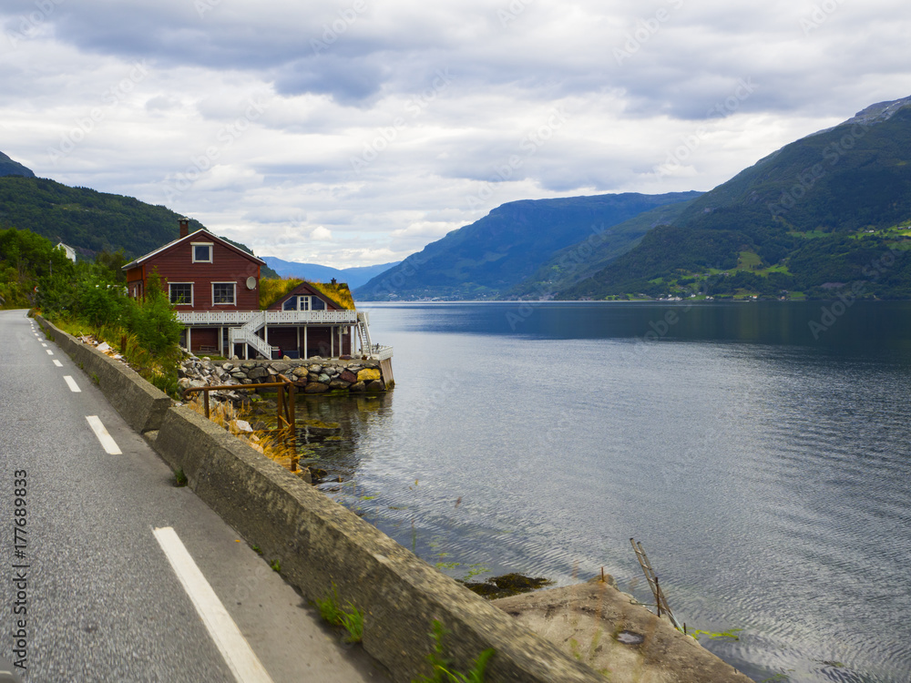 Fototapeta premium Paisajes de agua, montañas, y prados en la zona de ODDA a JONDAL en el sur de Noruega a orillas del fiordo Hardangerfjorden. Vacaciones de verano de 2017