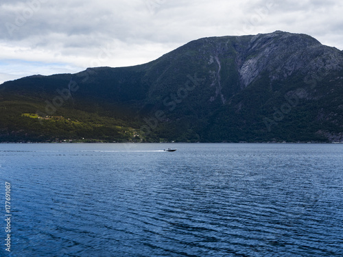 Paisajes de agua, montañas, y prados en la zona de ODDA a JONDAL en el sur de Noruega a orillas del fiordo Hardangerfjorden. Vacaciones de verano de 2017 