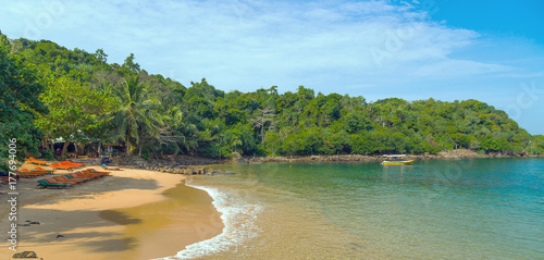 Fototapeta Naklejka Na Ścianę i Meble -  panorama Jungle Beach island Sri Lanka