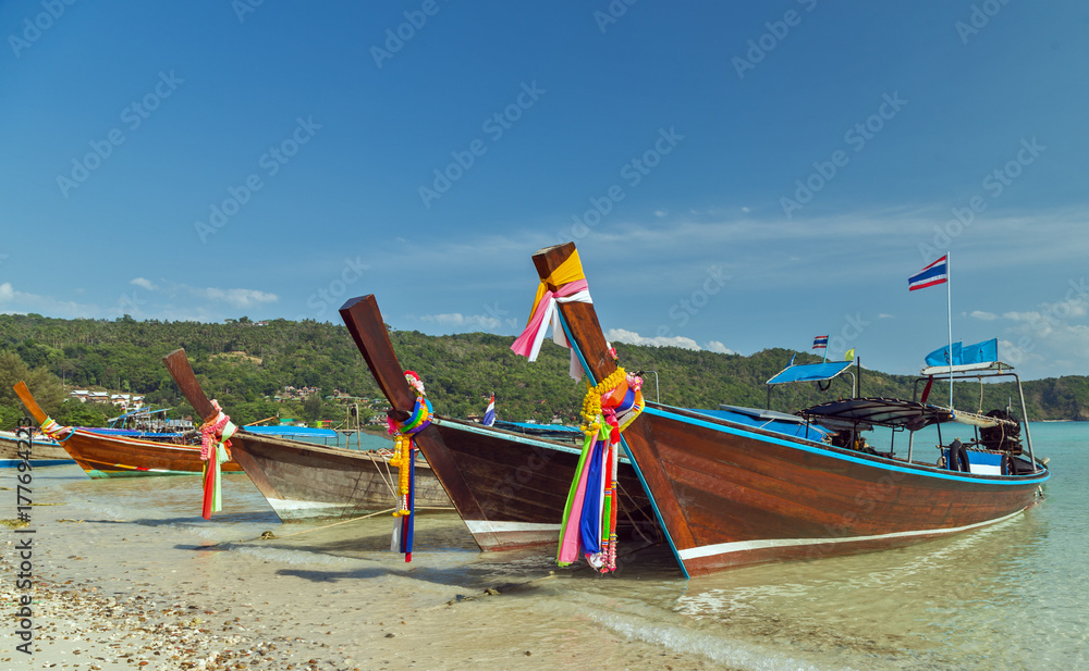 Fototapeta premium Boats on beach island