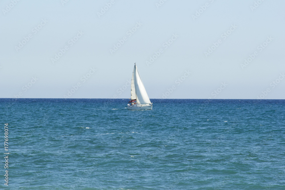 Veleiro branco no mar mediterrâneo