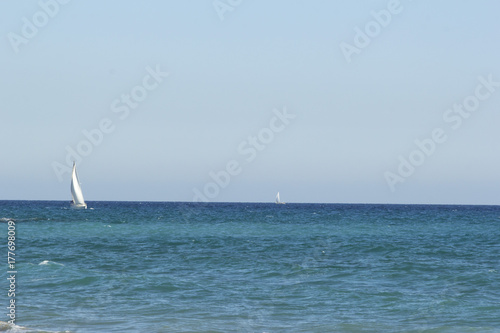 Veleiro branco no mar mediterrâneo