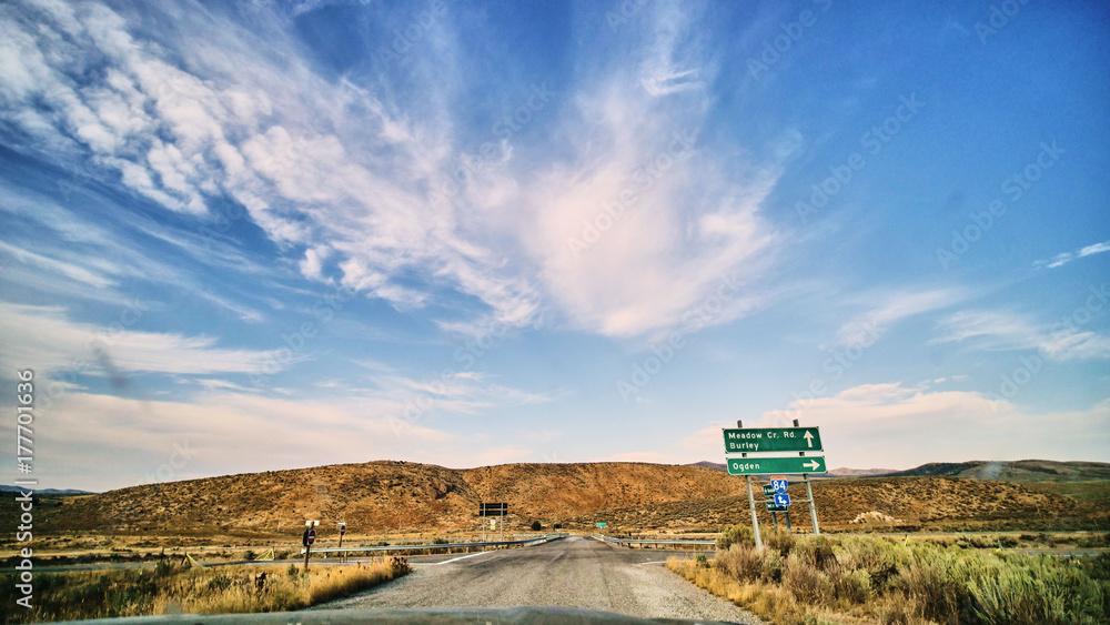 Obraz premium highway sign in the middle of the desert
