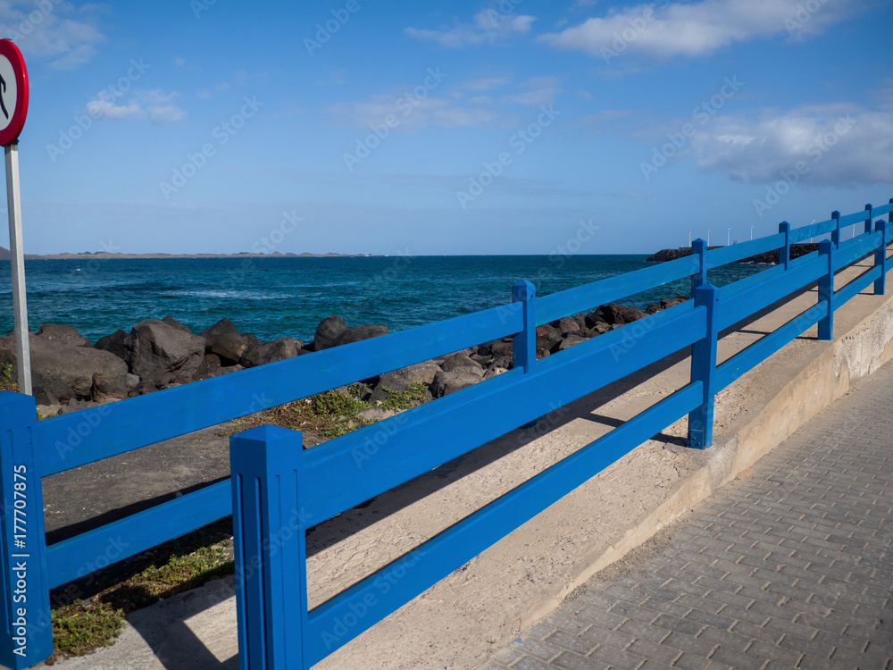 diverse tonalità di azzurro in riva al mare