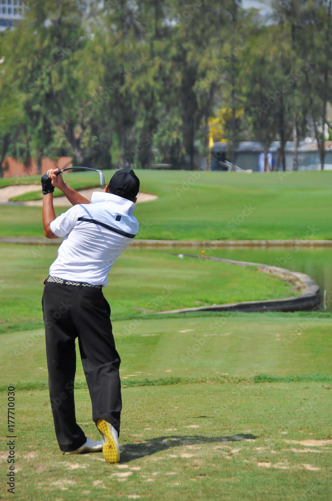 Obraz premium Golfer in Tee shot action on Tee off. 