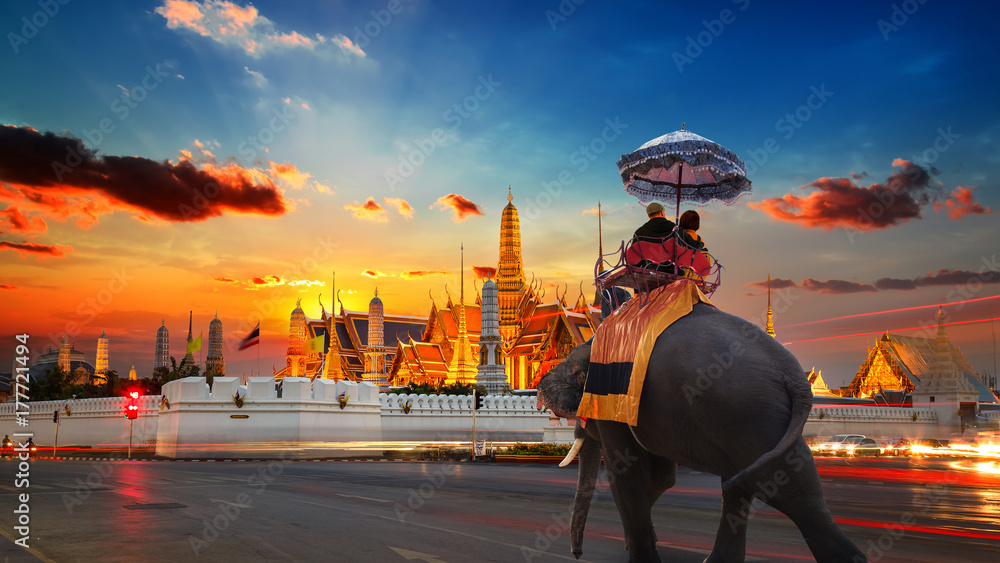 Fototapeta premium Słoń z turystami w Wat Phra Kaew - Świątynia Szmaragdowego Buddy - w Wielkim Pałacu Tajlandii w Bangkoku