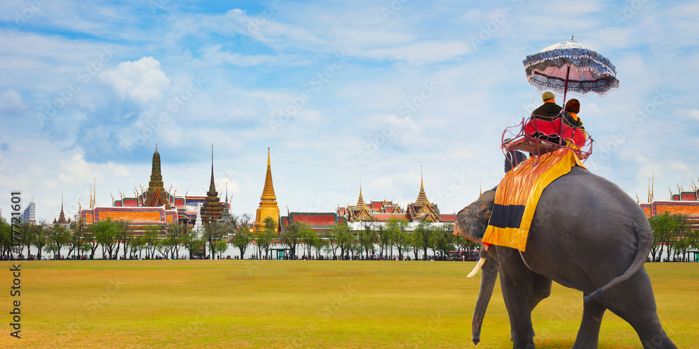 Fototapeta premium Słoń z turystami w Wat Phra Kaew - Świątynia Szmaragdowego Buddy - w Wielkim Pałacu Tajlandii w Bangkoku