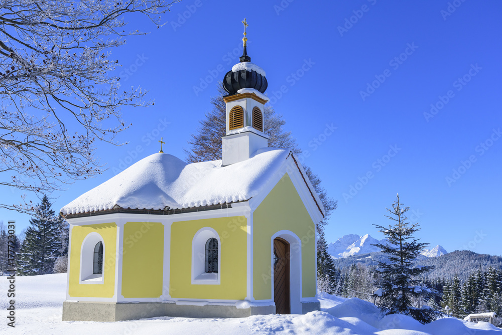 Kapelle in den verschneiten bayrischen Alpen StockFoto Adobe Stock