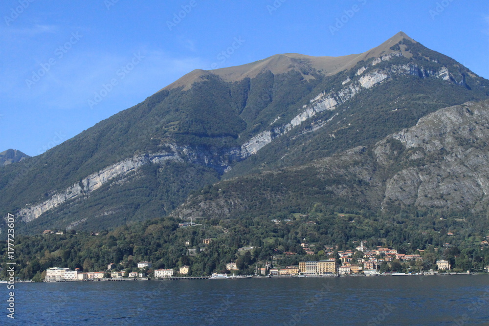 Blick auf Cadenabbia am Comer See mit Monte di Tremezzo und Monte Crocione