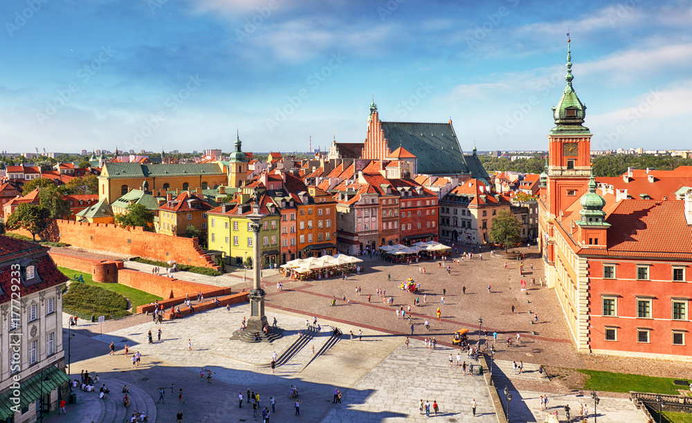 Naklejka premium Panoramiczny widok na Warszawę w letni dzień w Polsce