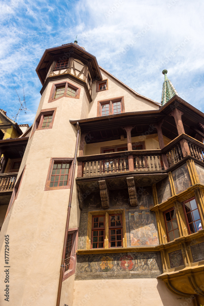 Altes Fachwerkhaus und ein Gebäude mit großem Turm in der schönen mittelalterlichen Stadt Colmar in Frankreich.