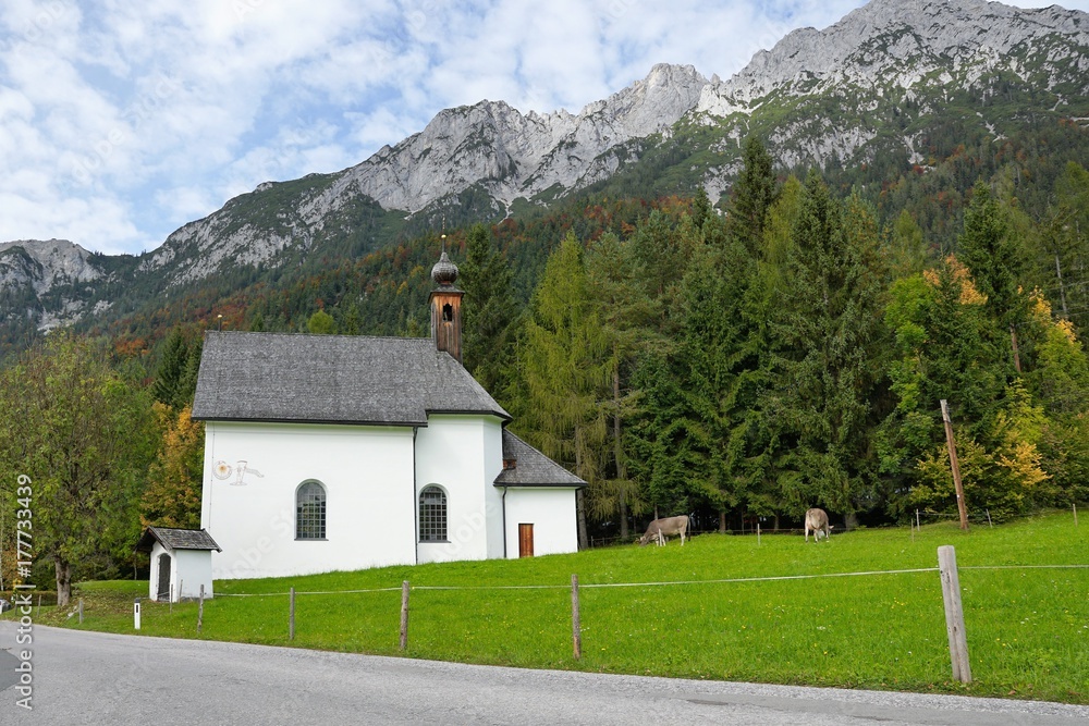 Bärnstatt Kapelle Scheffau am Wilden Kaiser Geweiht ist das Kirchlein dem Heiligsten Herzen Jesu verehrt wird in ihr jedoch ganz besonders der heilige Leonhard