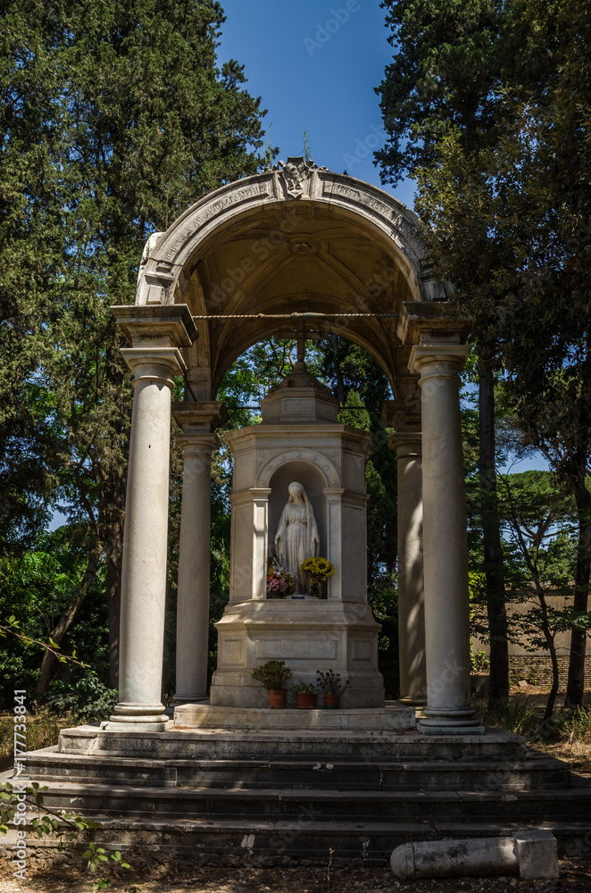 Fototapeta premium Old antique statue of the Virgin Mary in the park at Villa Doria-Pamphili in Rome, Italy