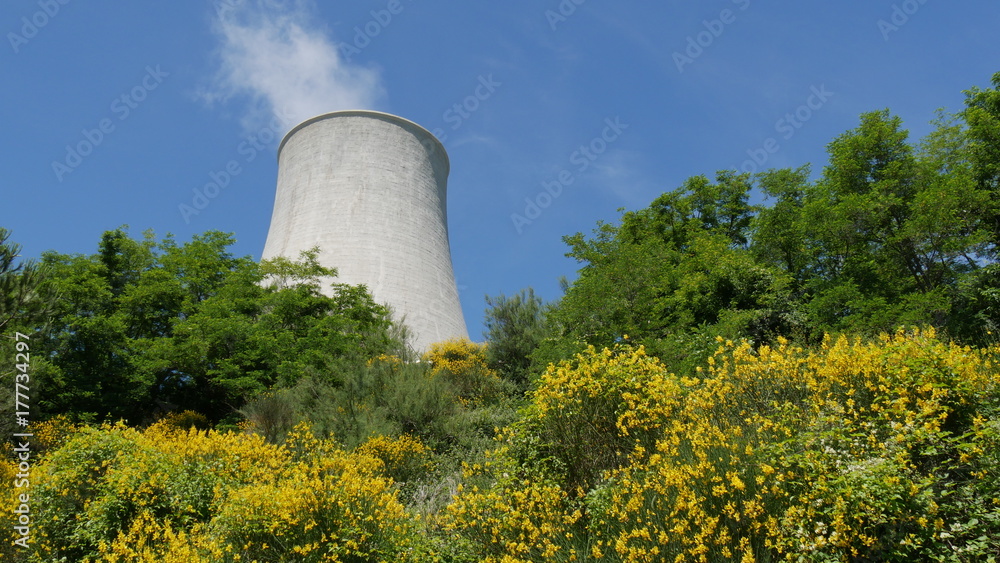 Torre di raffreddamento green power Stock Photo | Adobe Stock