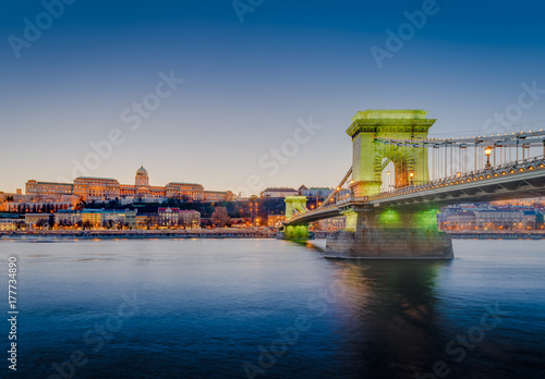 Canvas Print The Szechenyi Chain Bridge in Budapest, Hungary.