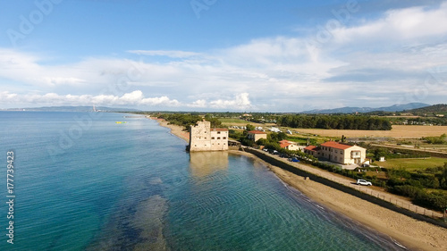 Foto Aerial view of beautiful coastline with pinewood