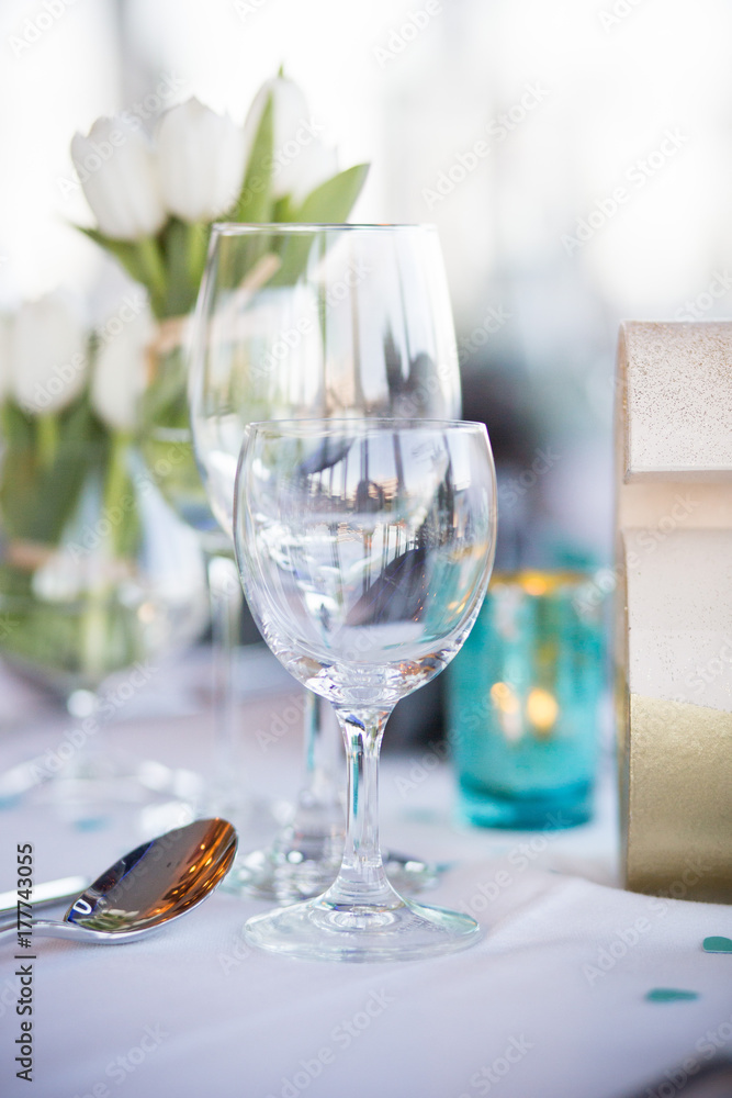 Glas auf Tisch Glas auf Tisch
