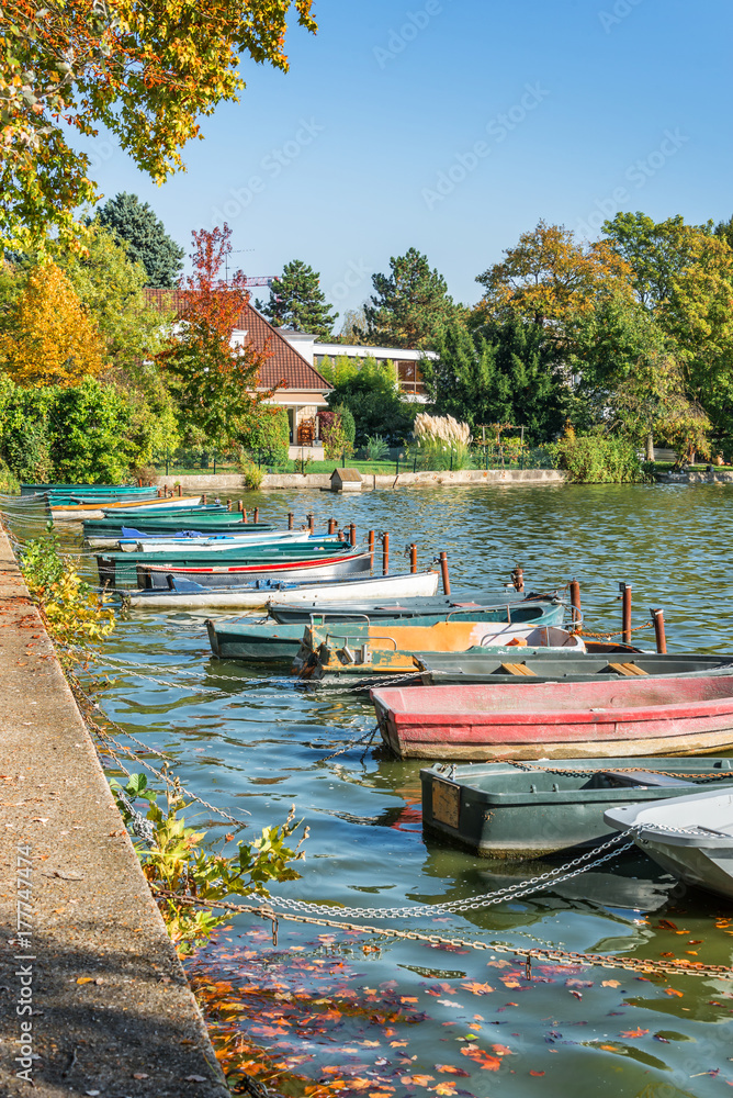 Φωτογραφία Row of old vintage colorful boats on the lake of Enghien les Bains near Paris, F