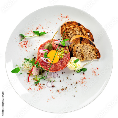 Fotografie Gourmet tartare, toasted bread and salad on a plate