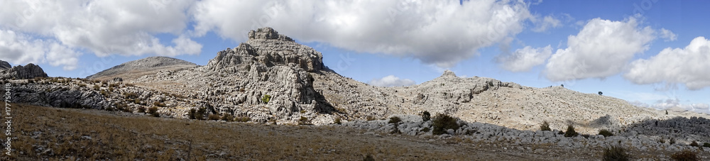 las atalayas de la sierra de la Hidalga en el parque natural de la sierra de las Nieves, Málaga