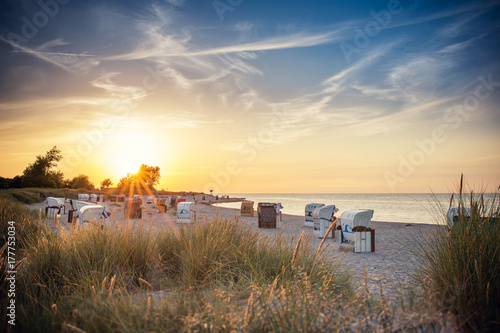 Fototapeta Naklejka Na Ścianę i Meble -  Strand mit Strandkörben in Heiligenhafen im Sonnenuntergang