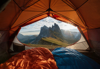 Stickers Kamperen Uitzicht vanuit tent op bergtop  © biletskiyevgeniy