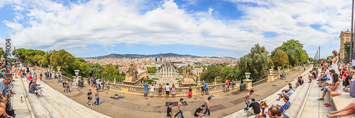 Panorama mit Blick vom Vorplatz des Palau Nacional durch die Torres Venecianes auf den Placa Espanya