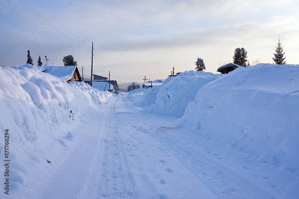 Зимняя дорога с большими сугробами, на окраине посёлка.
