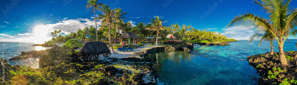 Naklejka premium Panoramiczna lokalizacja holoidays z rafą koralową i palmami, Upolu, Samoa Islands.